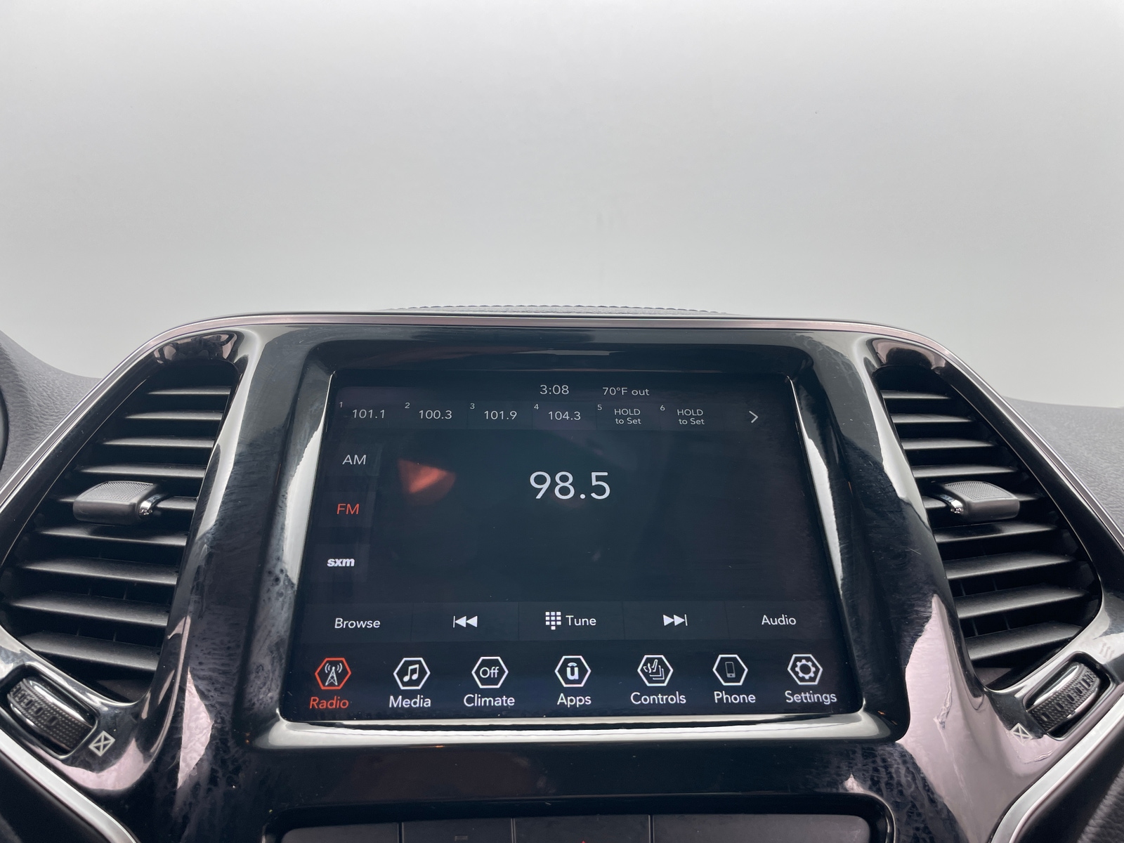 Thumbnail: 2020 Jeep Cherokee - 3