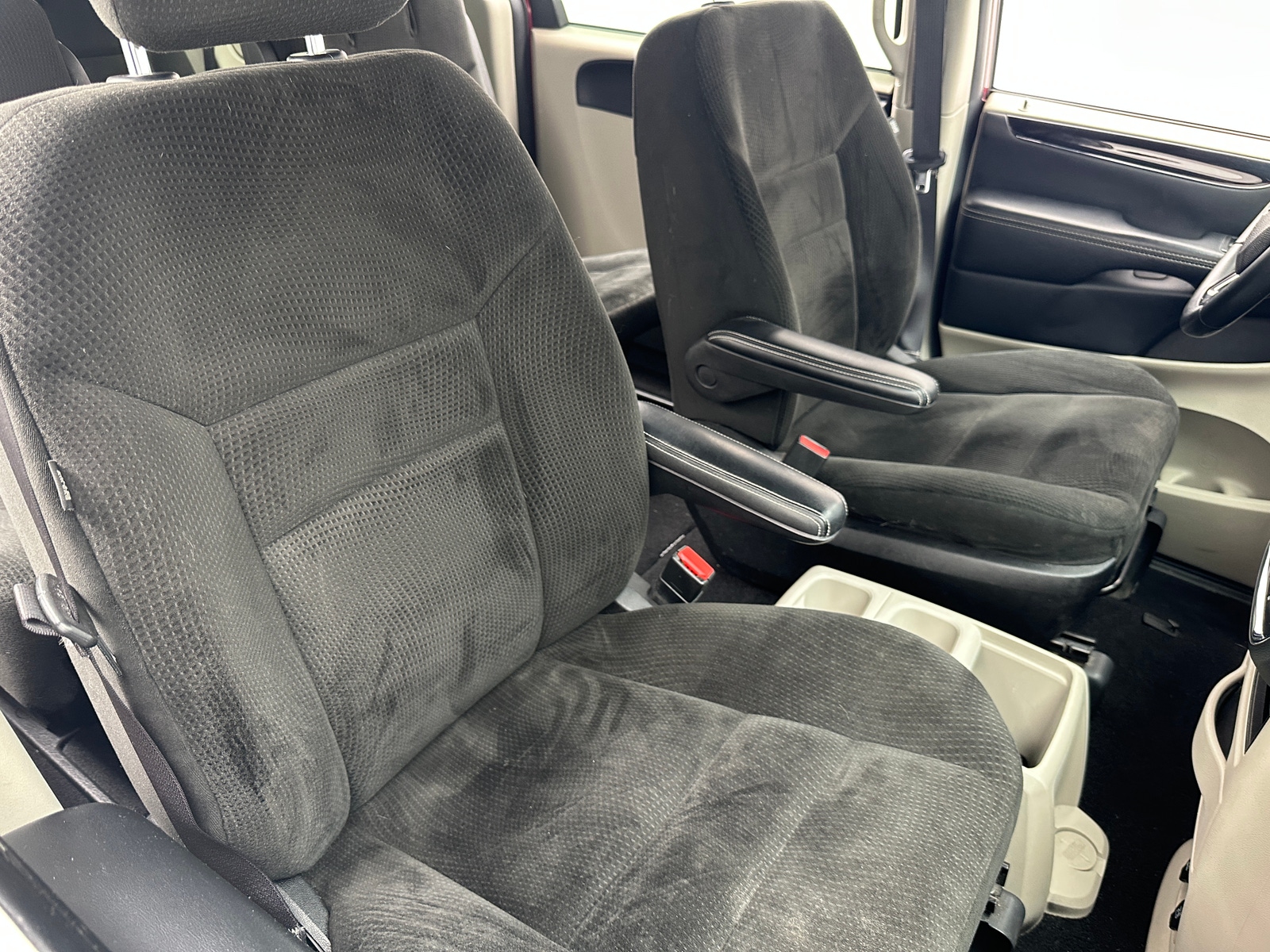 Thumbnail: 2016 Dodge Grand Caravan - 2