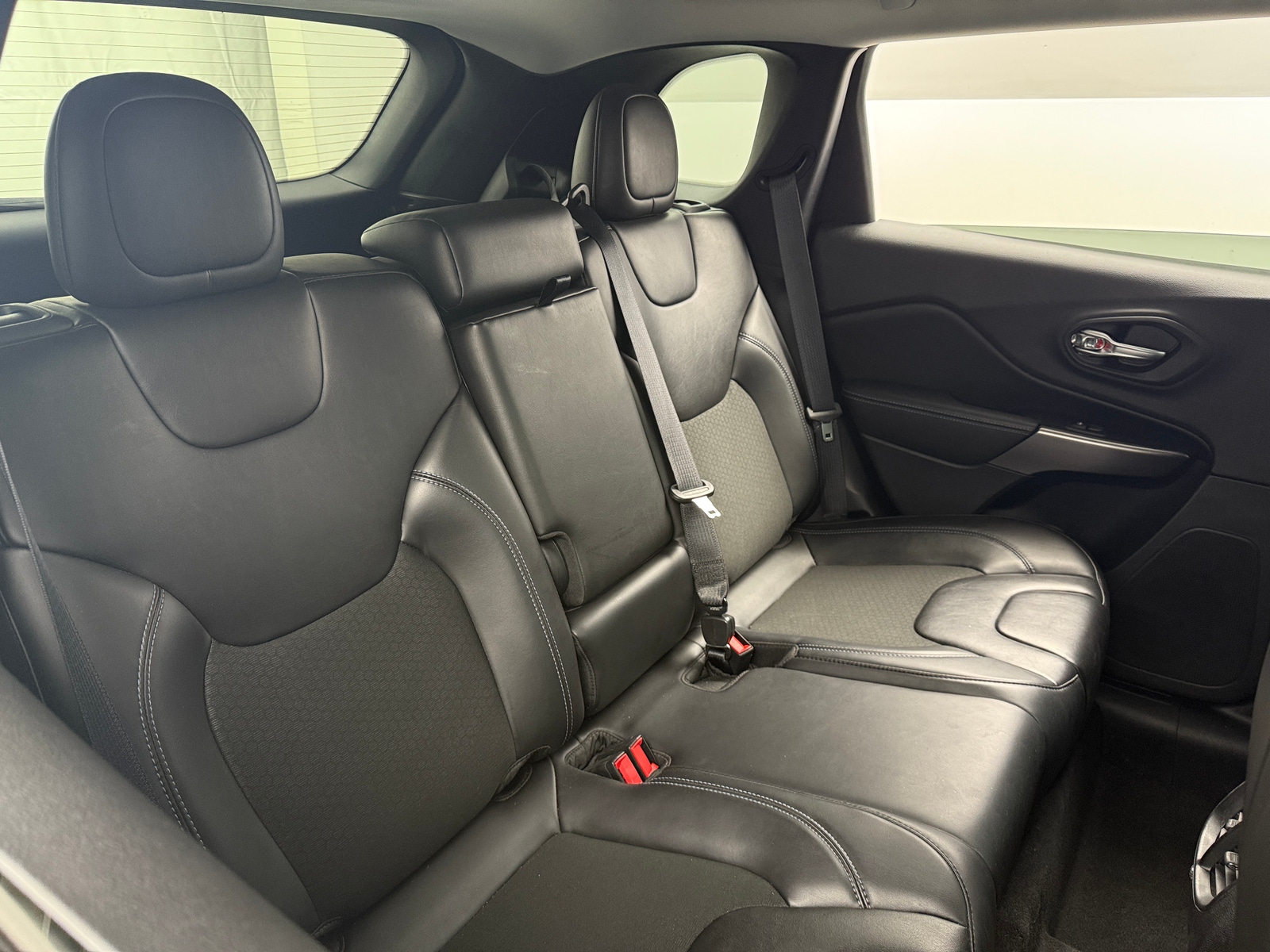 Thumbnail: 2019 Jeep Cherokee - 6