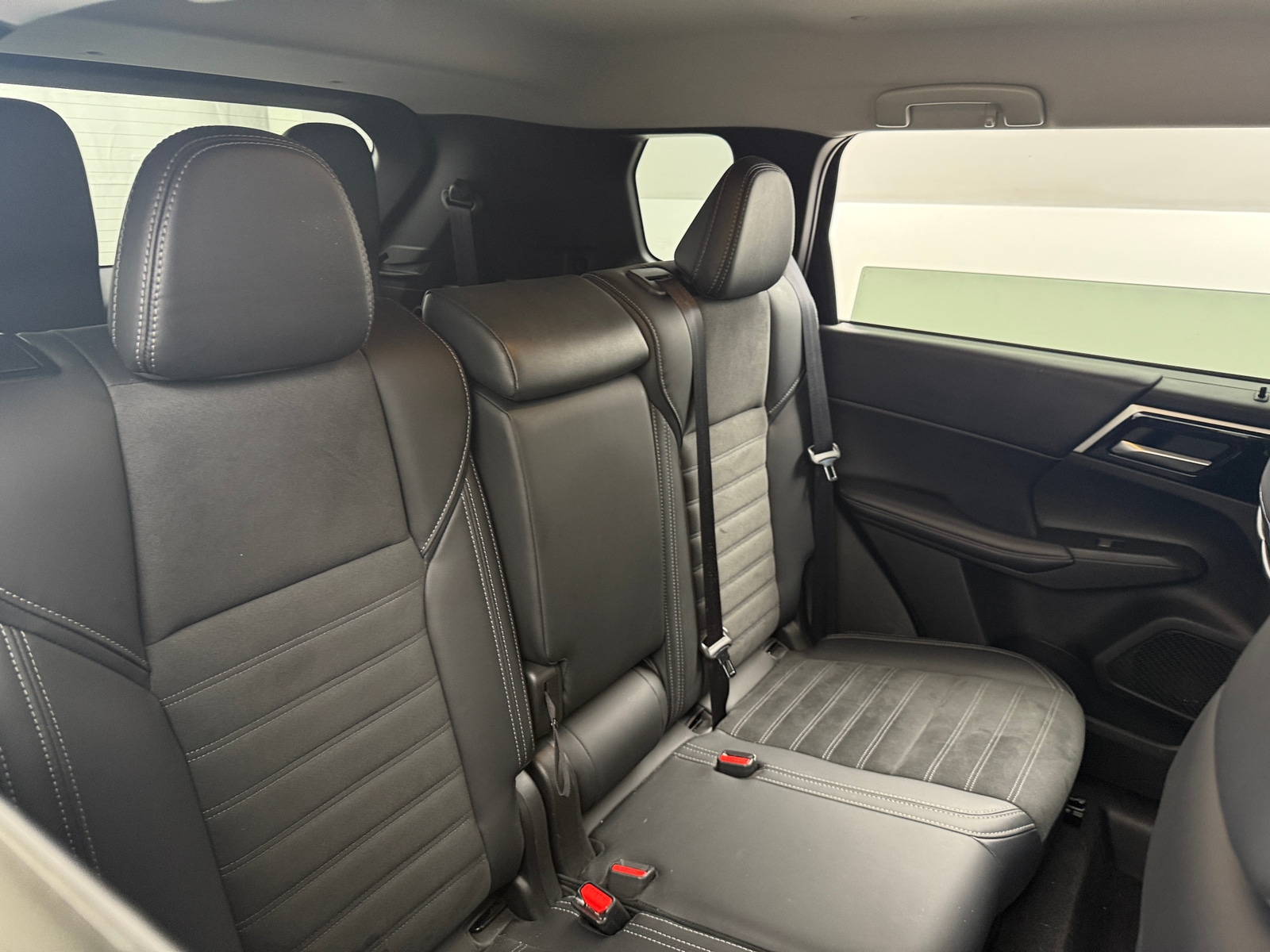 Thumbnail: 2024 Mitsubishi Outlander - 6