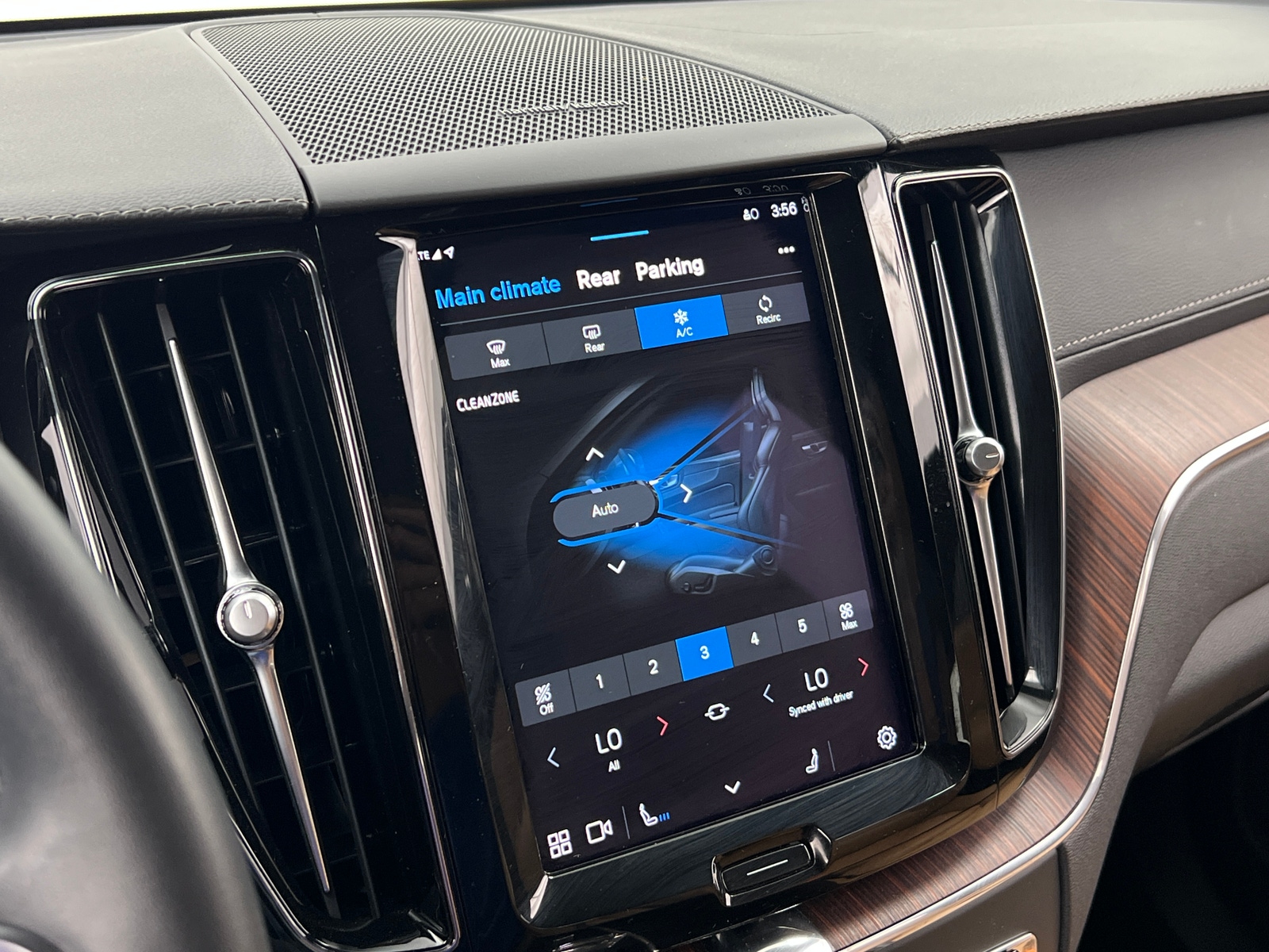 Thumbnail: 2023 Volvo XC60 - 3