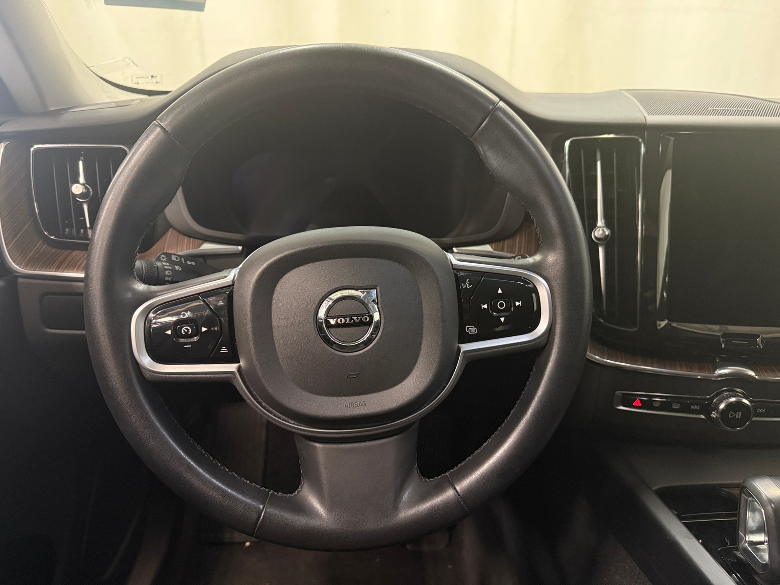Thumbnail: 2023 Volvo XC60 - 4
