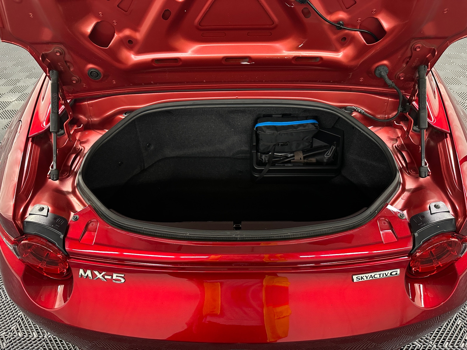 Thumbnail: 2020 Mazda MX-5 Miata - 6