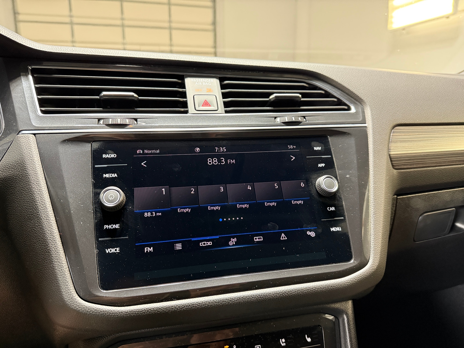 Thumbnail: 2022 Volkswagen Tiguan - 3