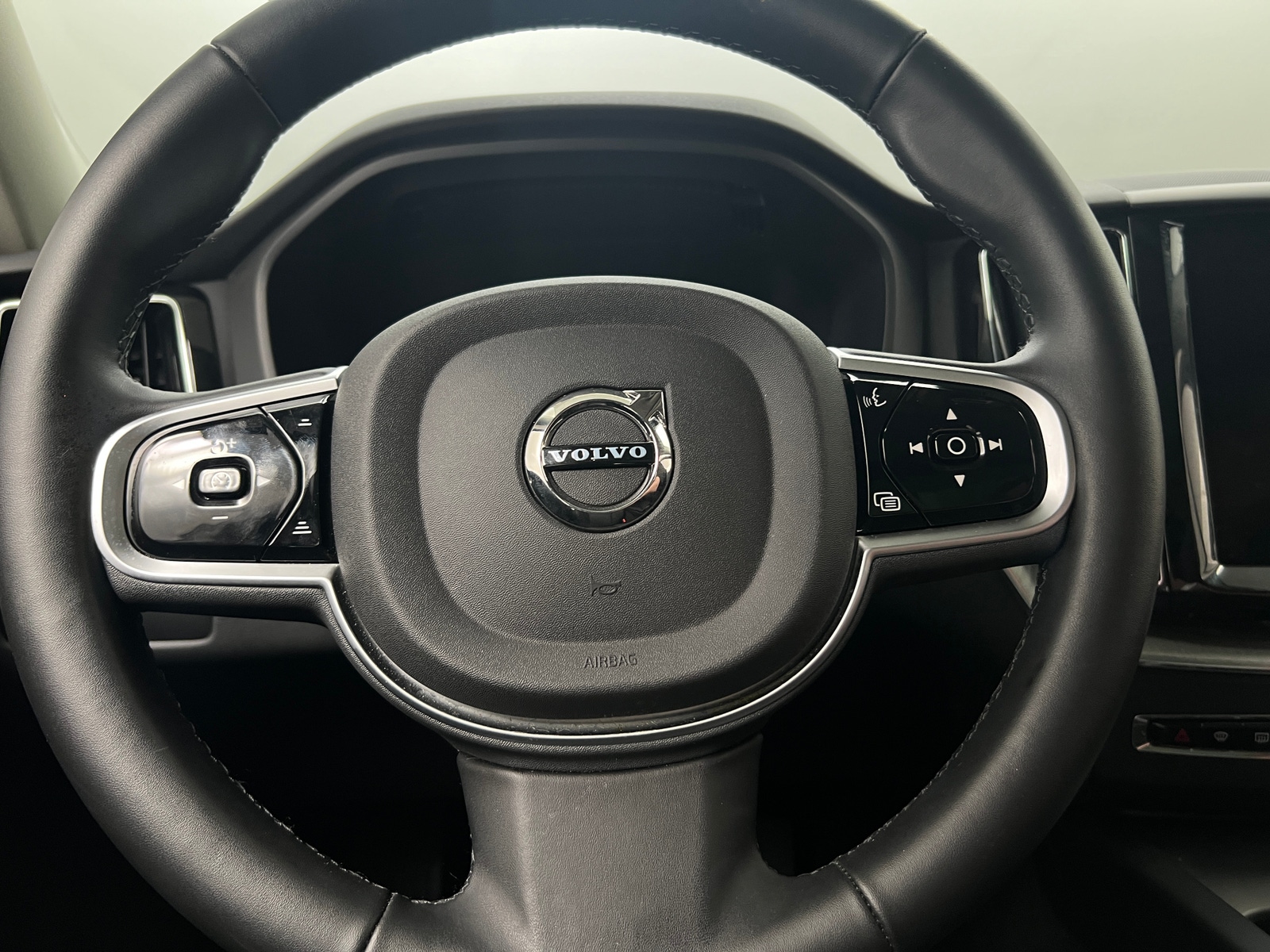 Thumbnail: 2025 Volvo XC60 - 4