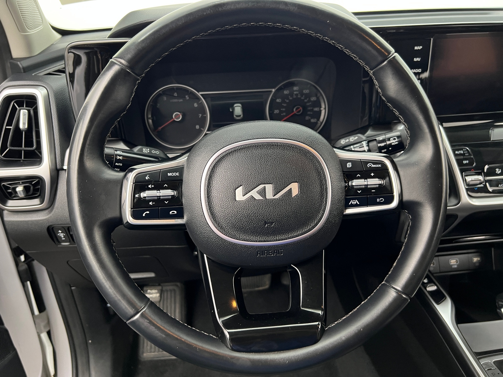 Thumbnail: 2022 Kia Sorento - 4