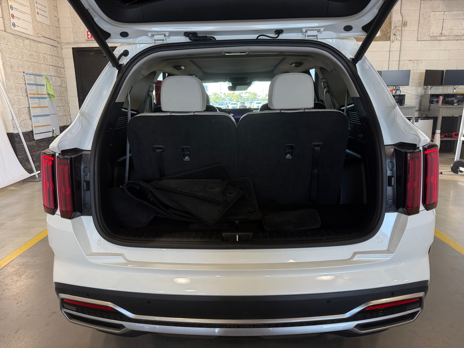 Thumbnail: 2023 Kia Sorento - 6