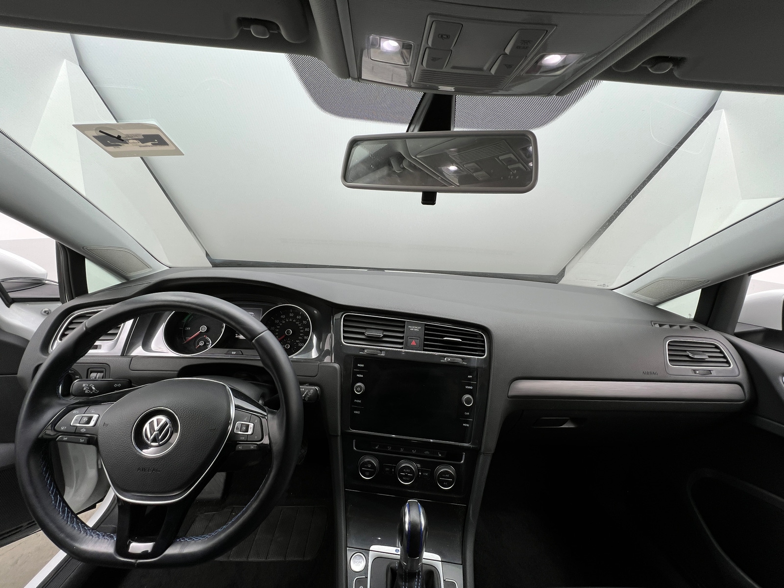 Thumbnail: 2019 Volkswagen e-Golf - 3