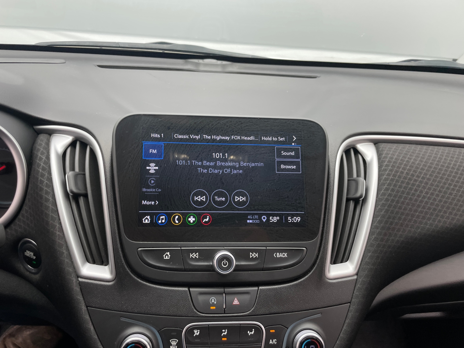 Thumbnail: 2024 Chevrolet Malibu - 4