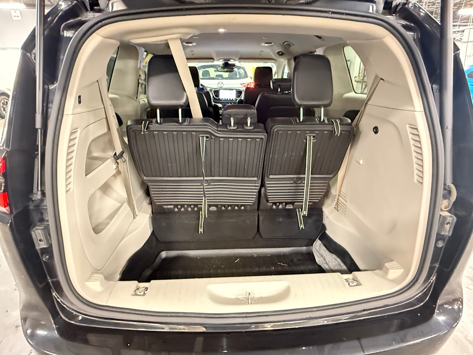 Thumbnail: 2023 Chrysler Pacifica - 6