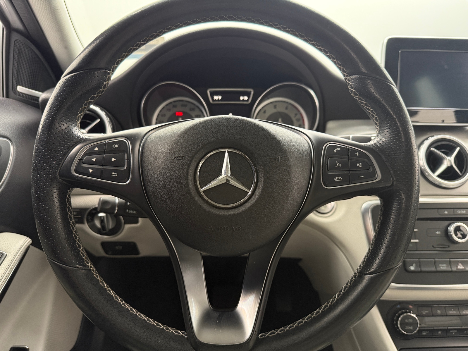 Thumbnail: 2017 Mercedes-Benz GLA - 4