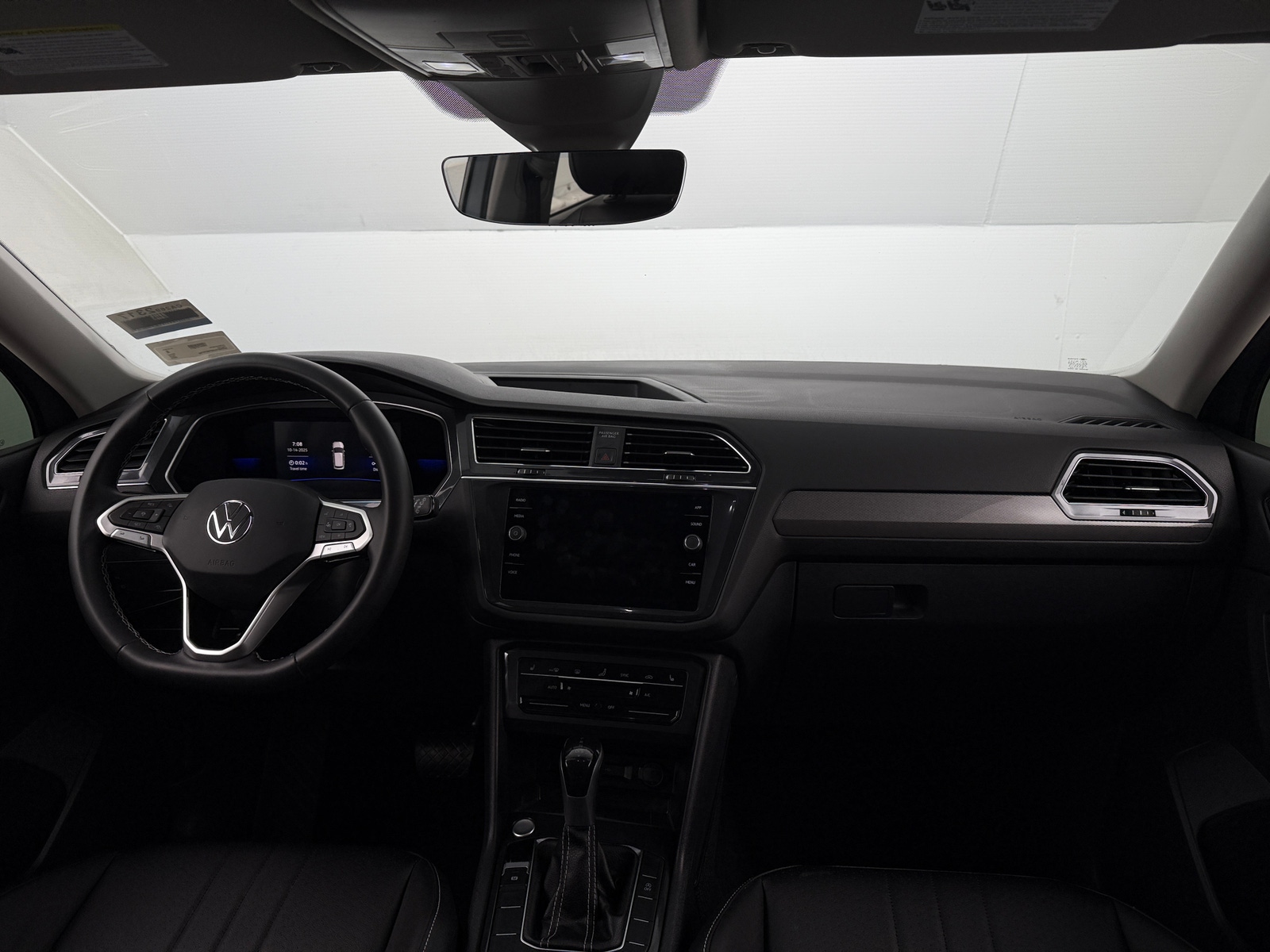 Thumbnail: 2023 Volkswagen Tiguan - 2