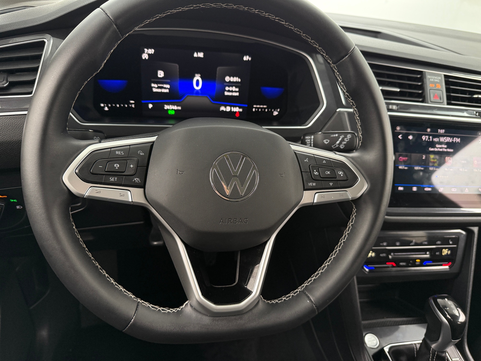 Thumbnail: 2023 Volkswagen Tiguan - 4