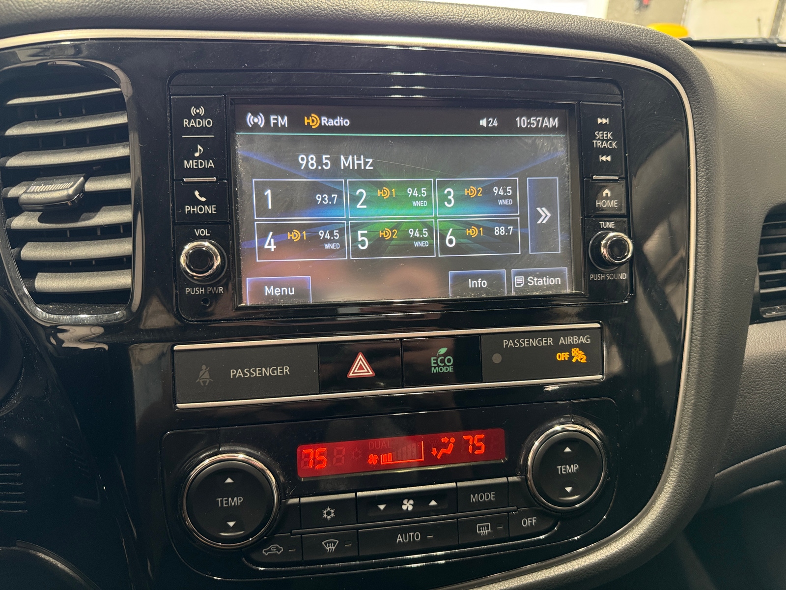 Thumbnail: 2019 Mitsubishi Outlander - 4