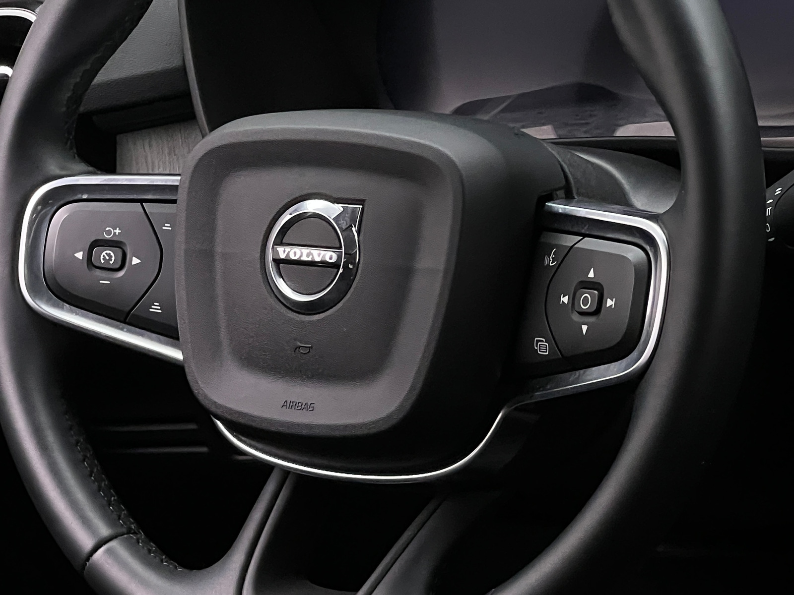 Thumbnail: 2025 Volvo XC40 - 4