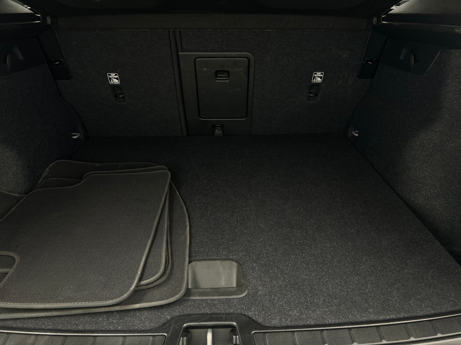 Thumbnail: 2025 Volvo XC40 - 6