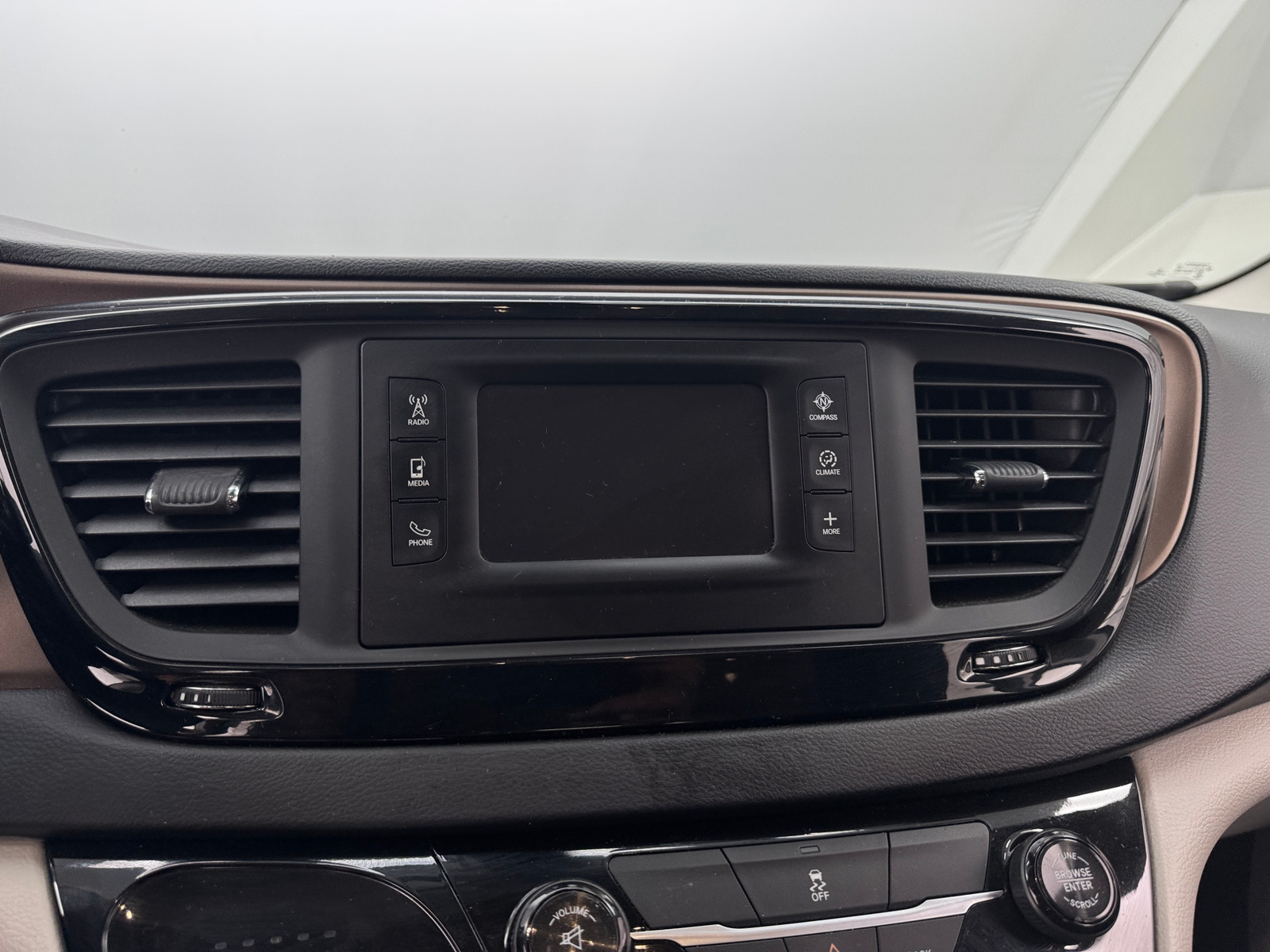 Thumbnail: 2017 Chrysler Pacifica - 4