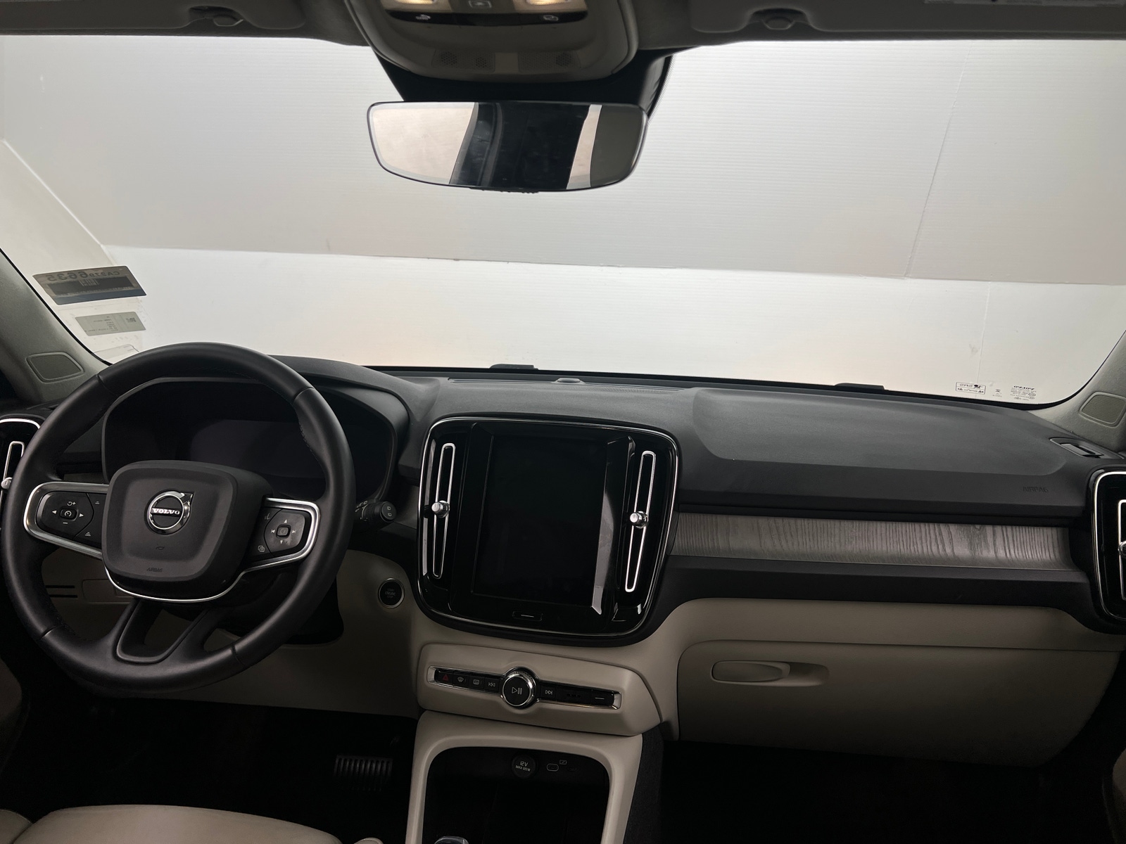 Thumbnail: 2024 Volvo XC40 - 2