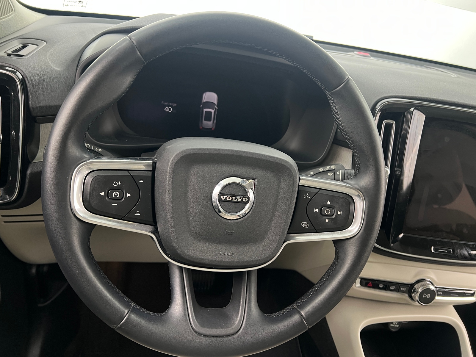Thumbnail: 2024 Volvo XC40 - 4