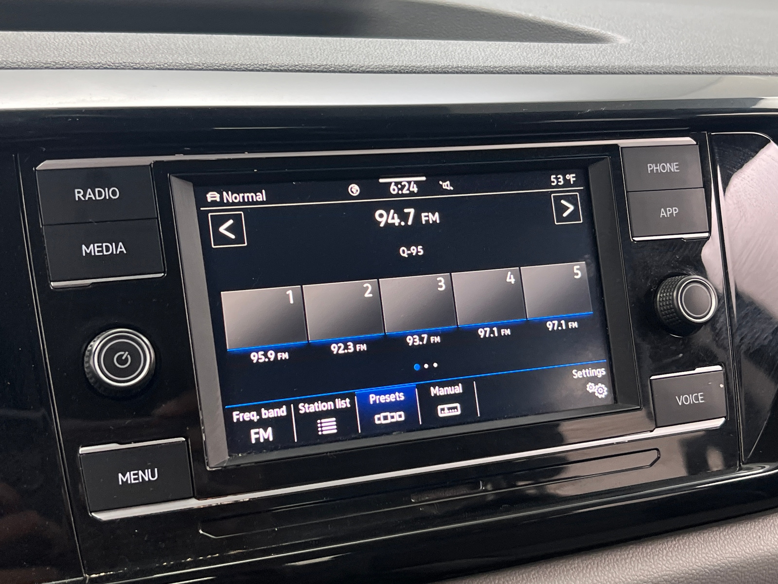 Thumbnail: 2023 Volkswagen Taos - 4