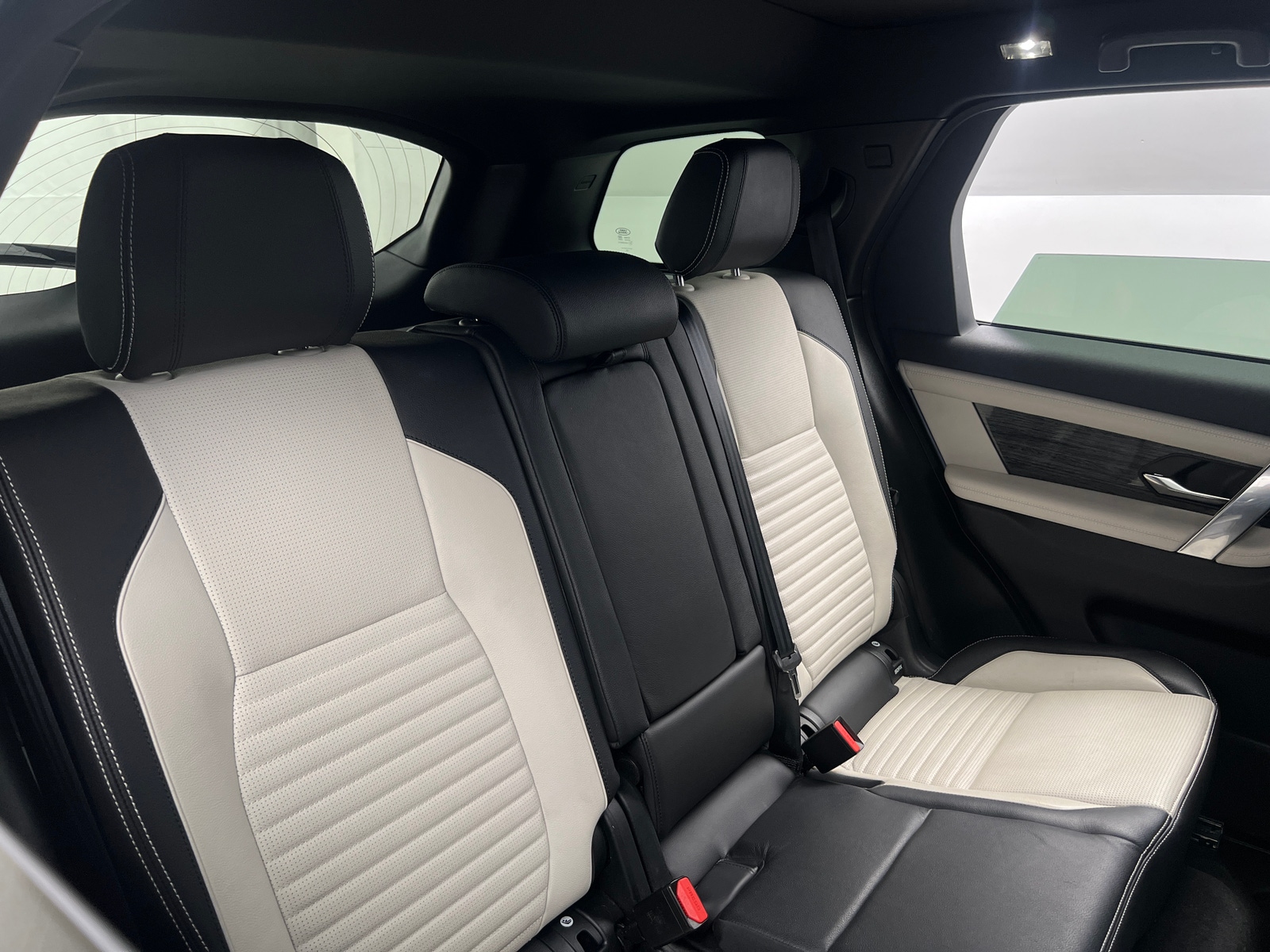 Thumbnail: 2022 Land Rover Discovery Sport - 5