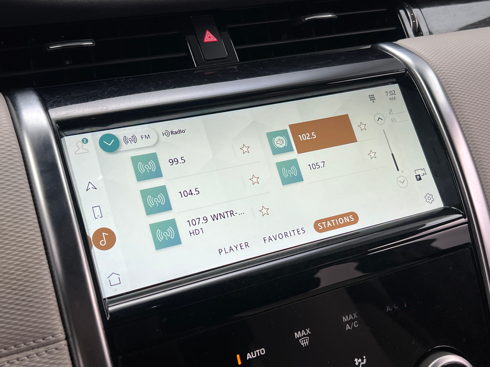 Thumbnail: 2022 Land Rover Discovery Sport - 3