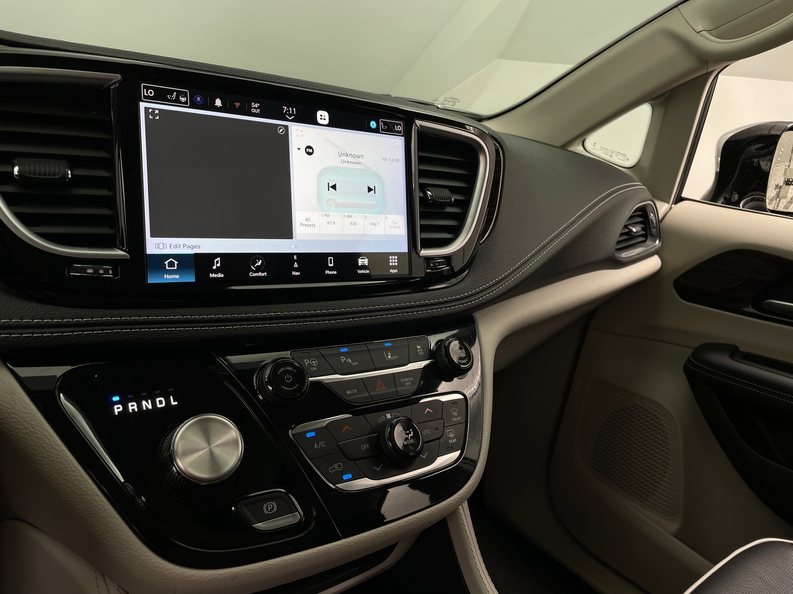 Thumbnail: 2023 Chrysler Pacifica - 3