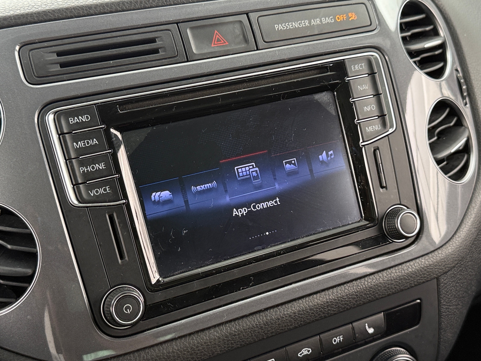 Thumbnail: 2016 Volkswagen Tiguan - 4