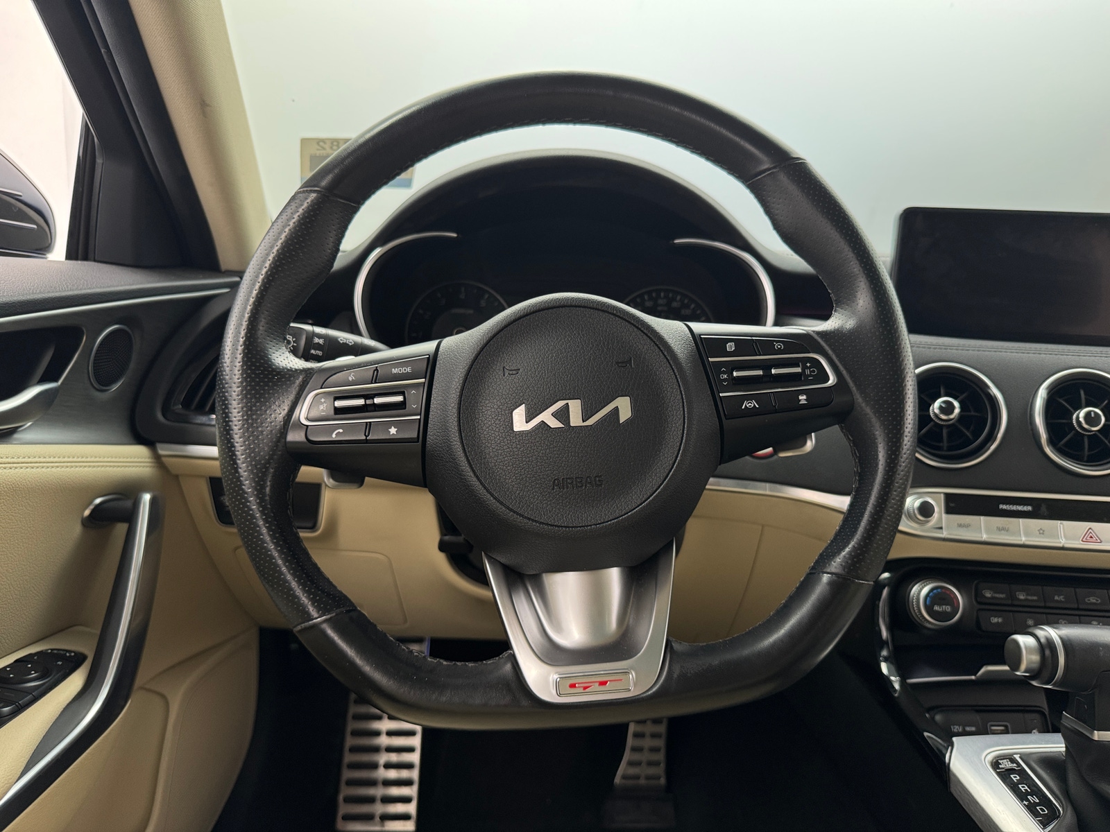 Thumbnail: 2022 Kia Stinger - 4