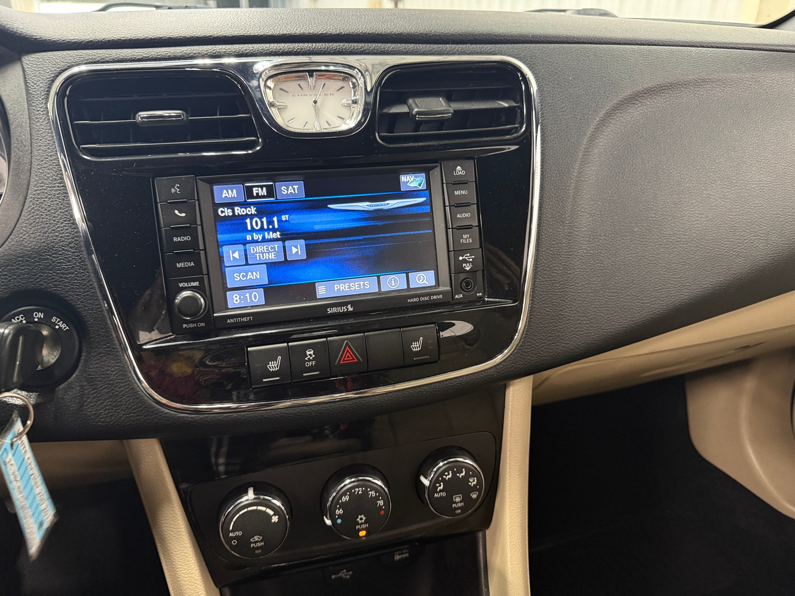 Thumbnail: 2014 Chrysler 200 - 3