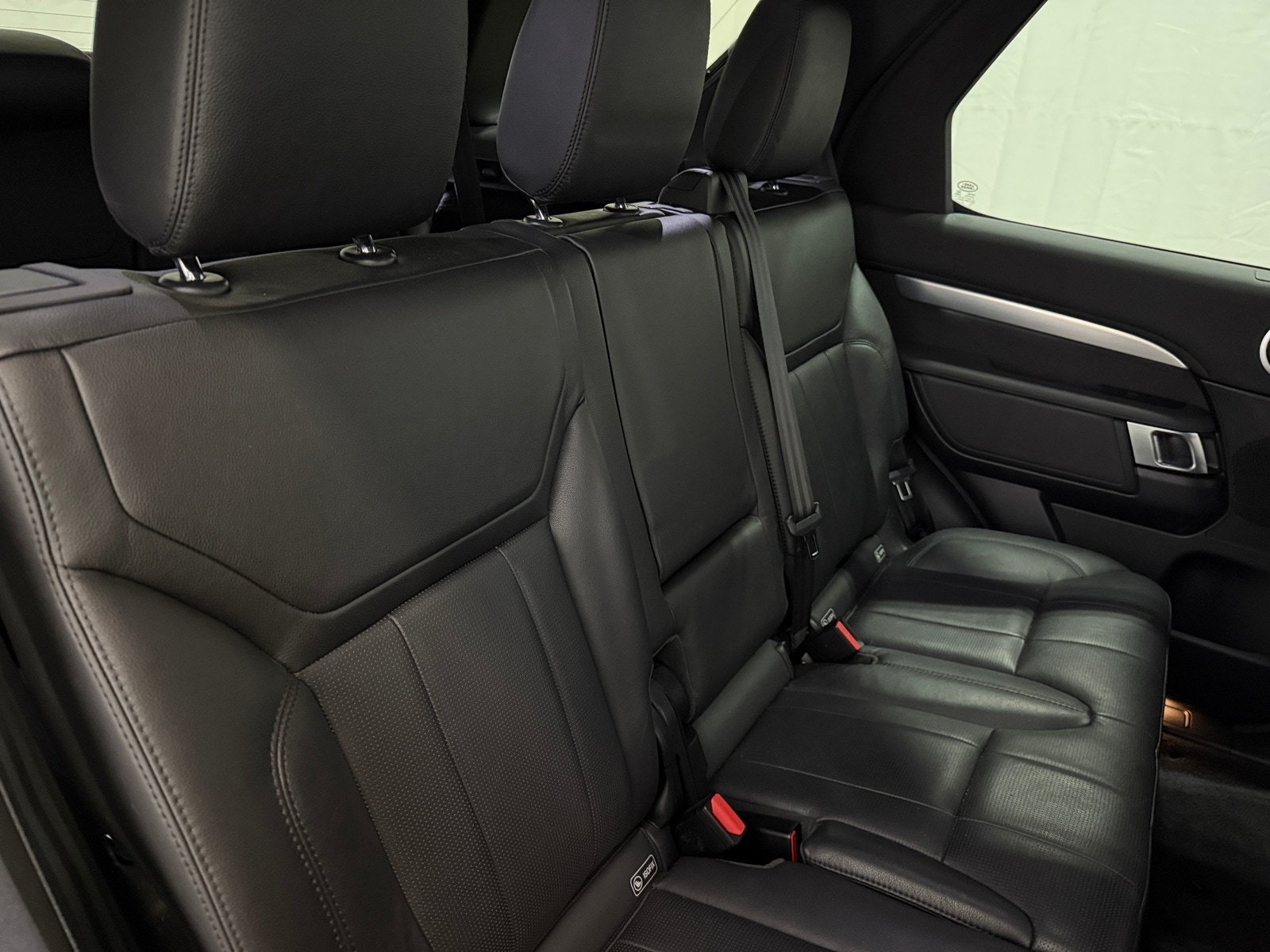Thumbnail: 2020 Land Rover Discovery - 5