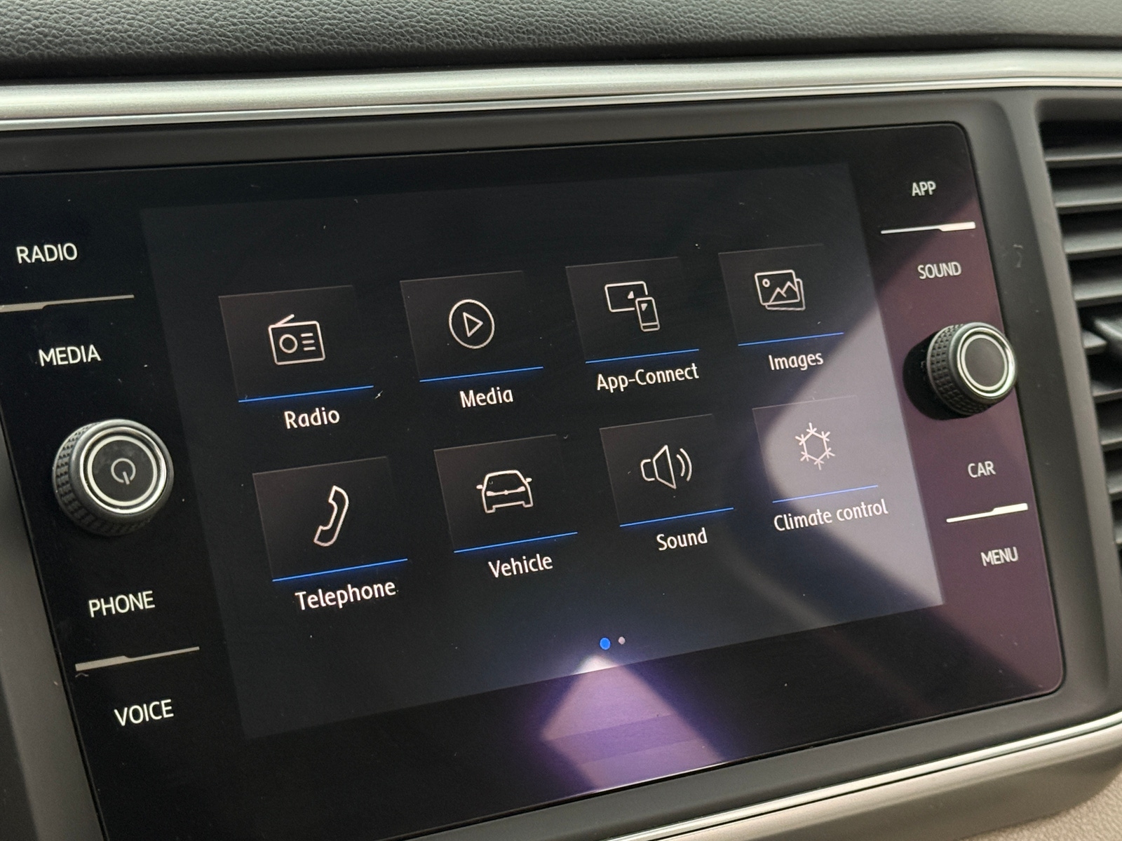 Thumbnail: 2018 Volkswagen Atlas - 3