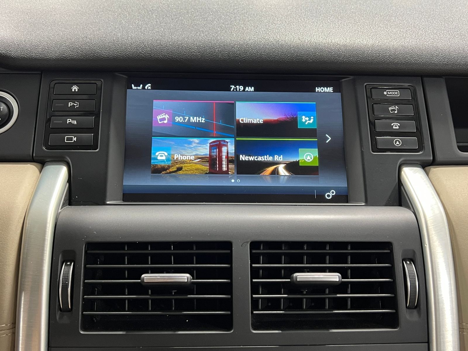 Thumbnail: 2016 Land Rover Discovery Sport - 3