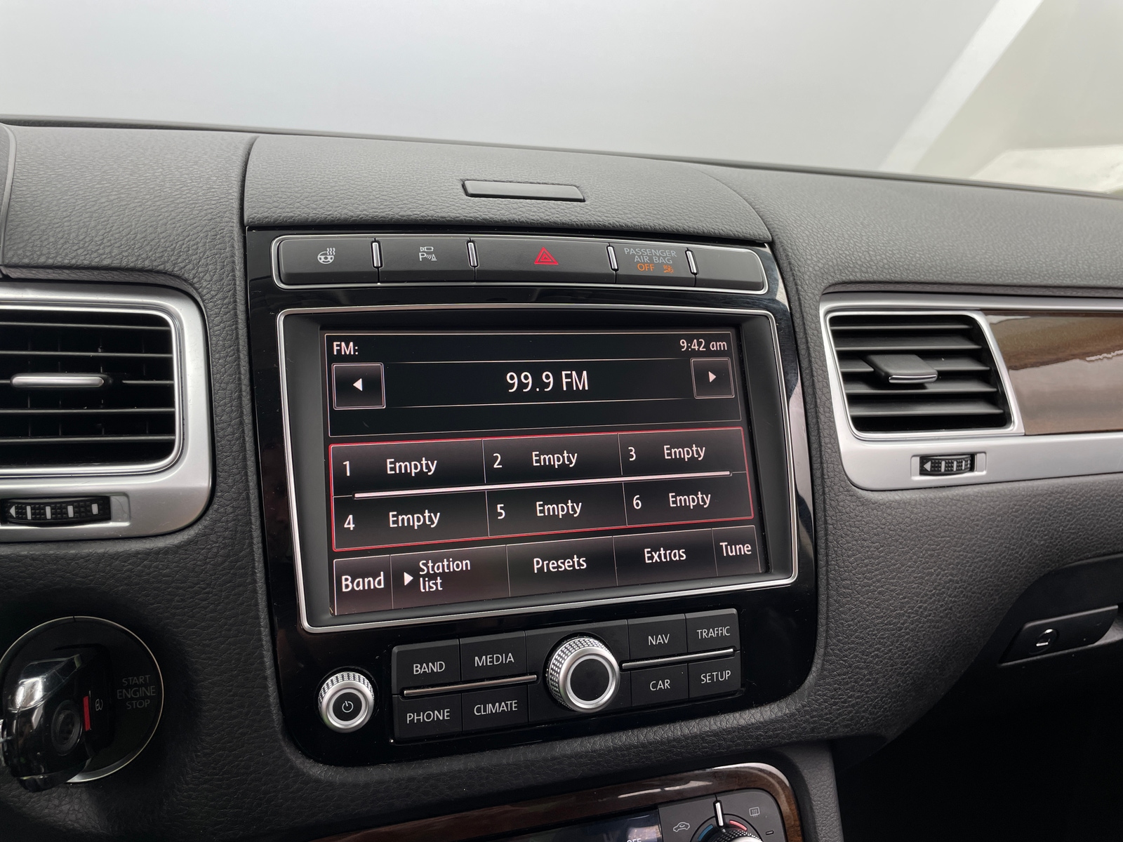 Thumbnail: 2016 Volkswagen Touareg - 4