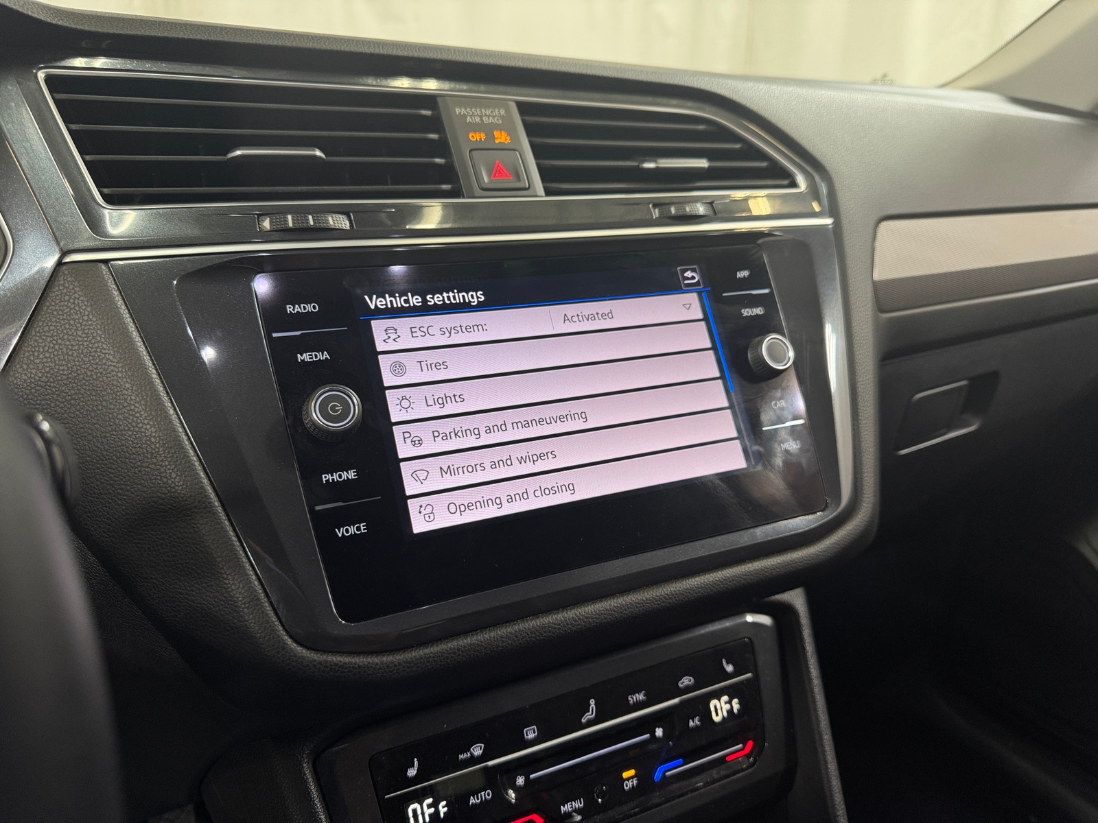Thumbnail: 2024 Volkswagen Tiguan - 3