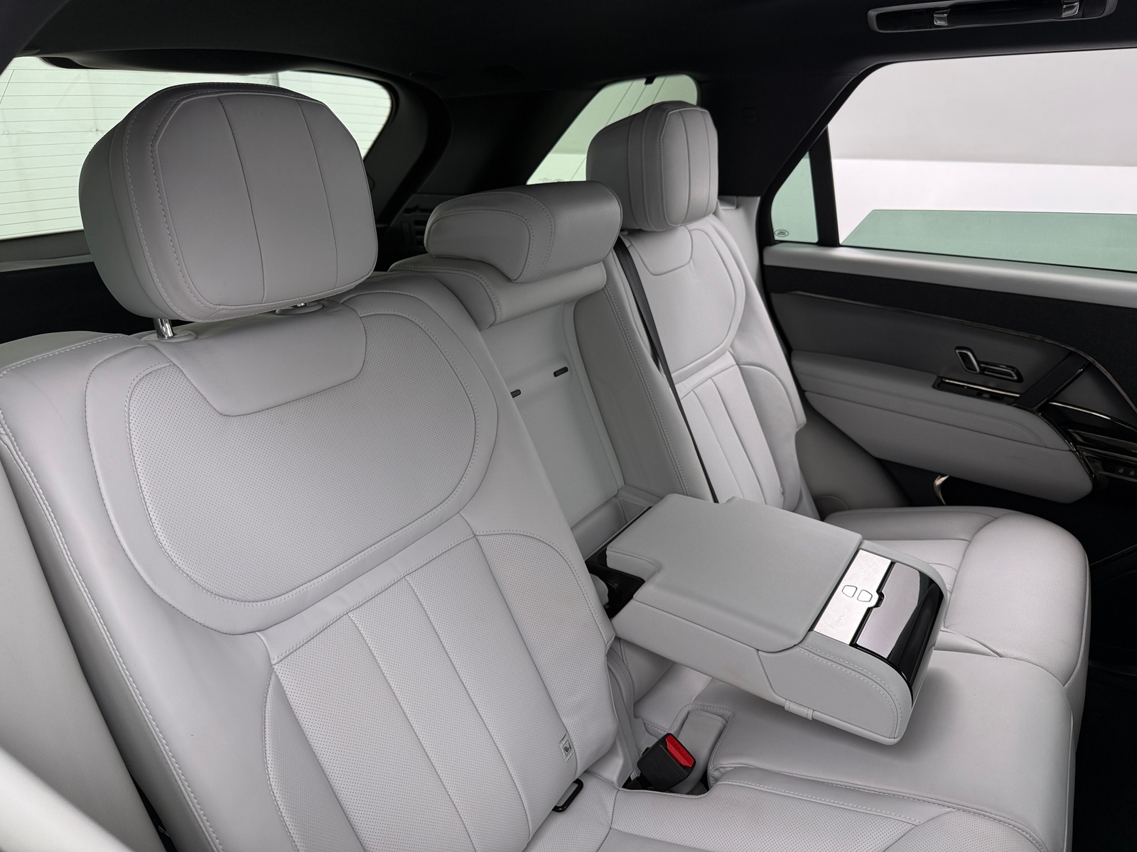 Thumbnail: 2025 Land Rover Range Rover Sport - 5