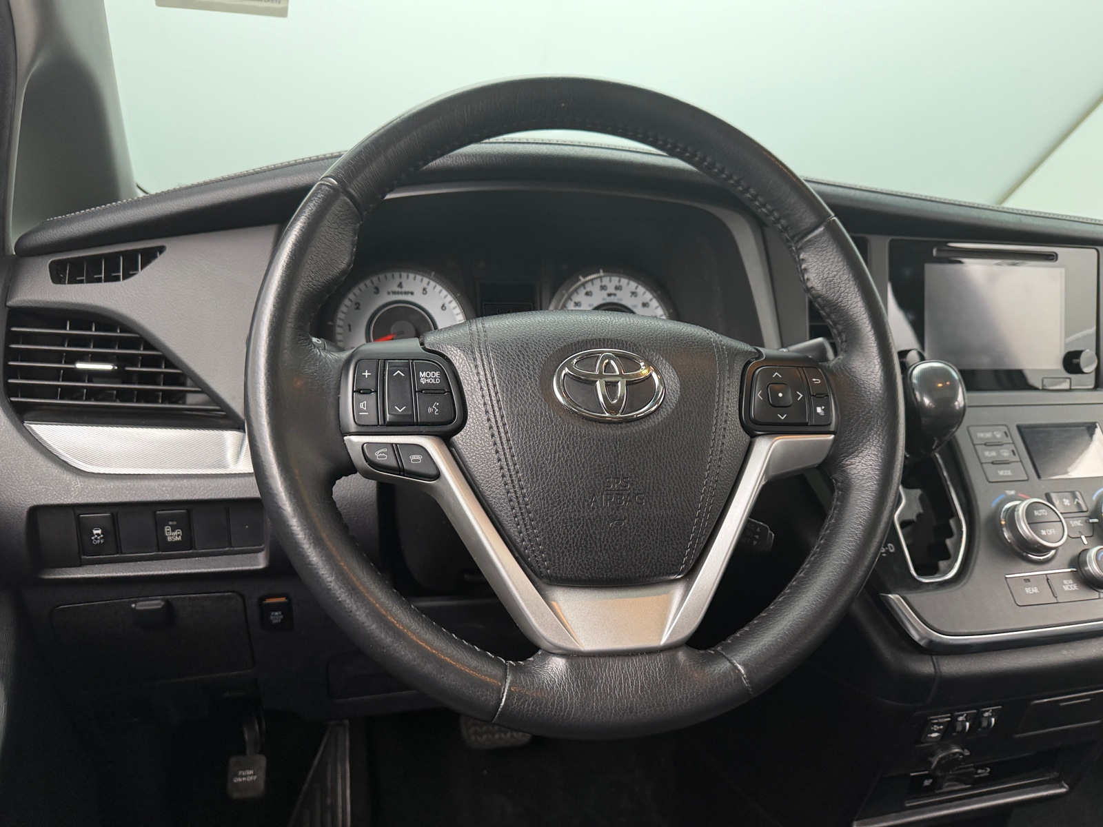 Thumbnail: 2017 Toyota Sienna - 4