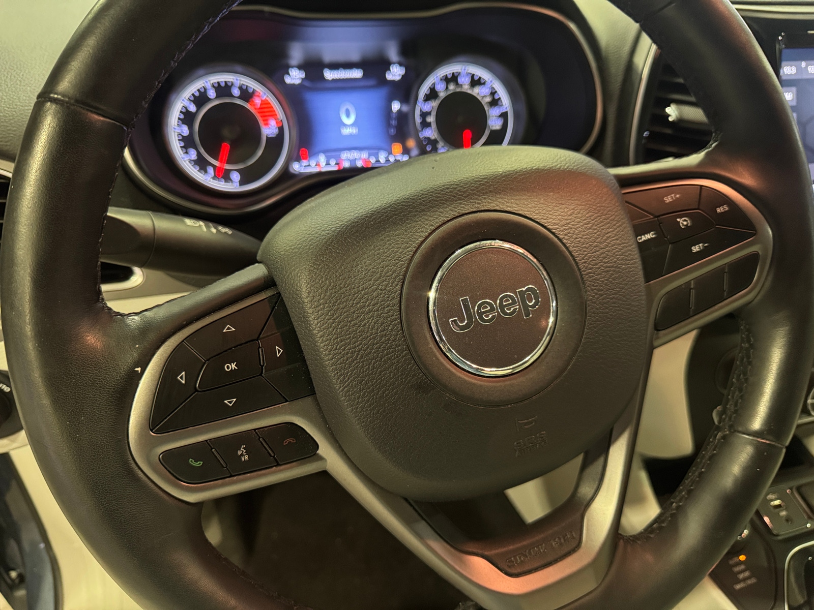 Thumbnail: 2019 Jeep Cherokee - 4