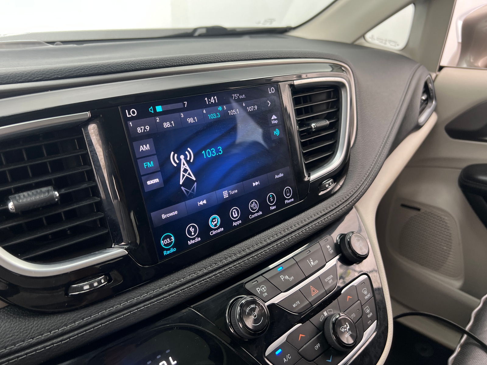 Thumbnail: 2018 Chrysler Pacifica - 3