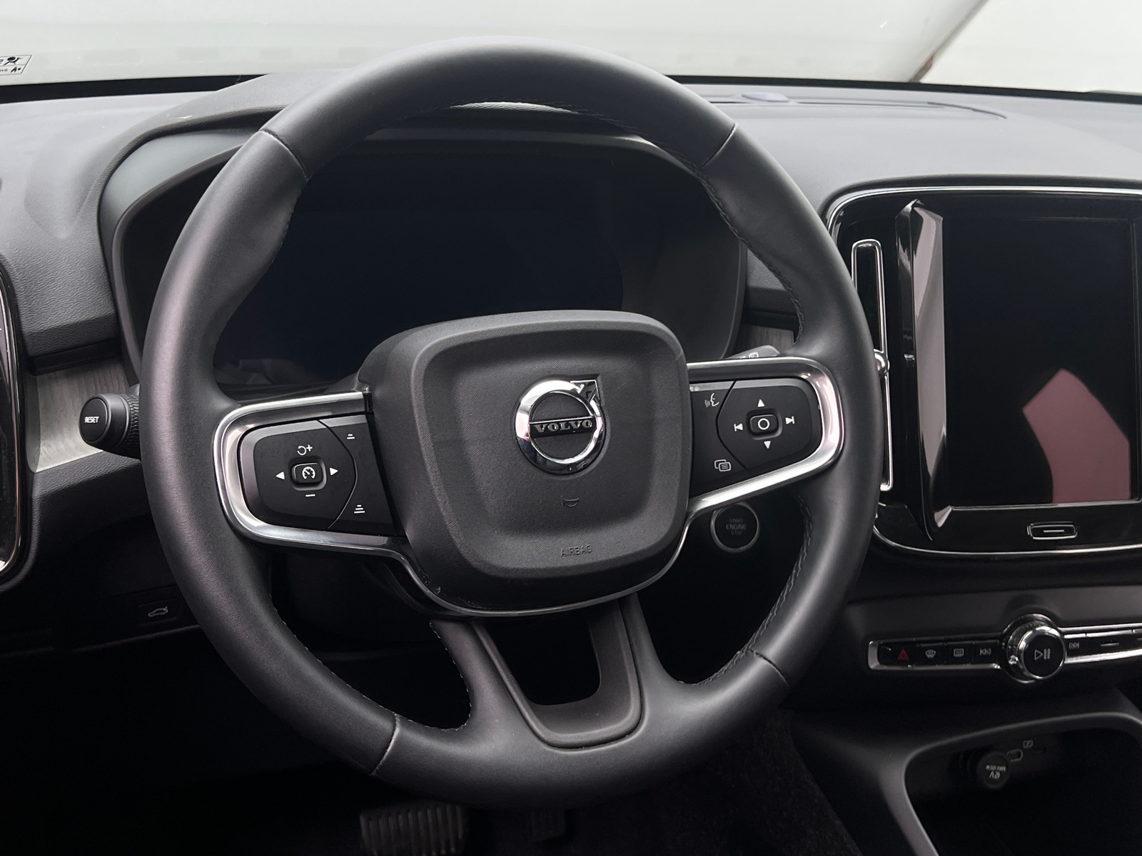 Thumbnail: 2025 Volvo XC40 - 4