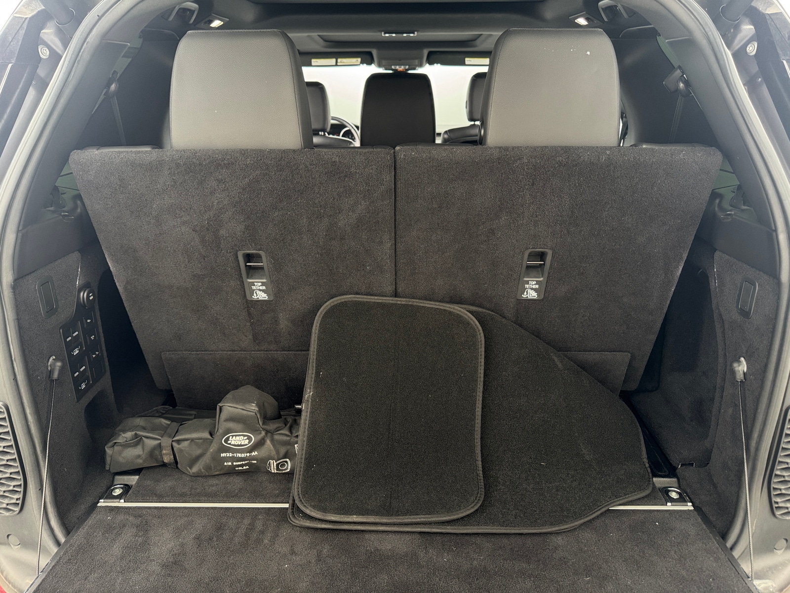 Thumbnail: 2017 Land Rover Discovery - 6