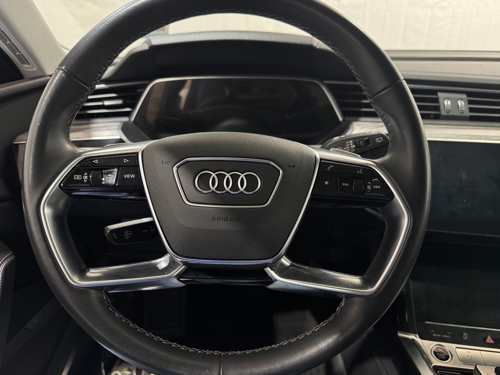 Thumbnail: 2022 Audi e-tron - 4