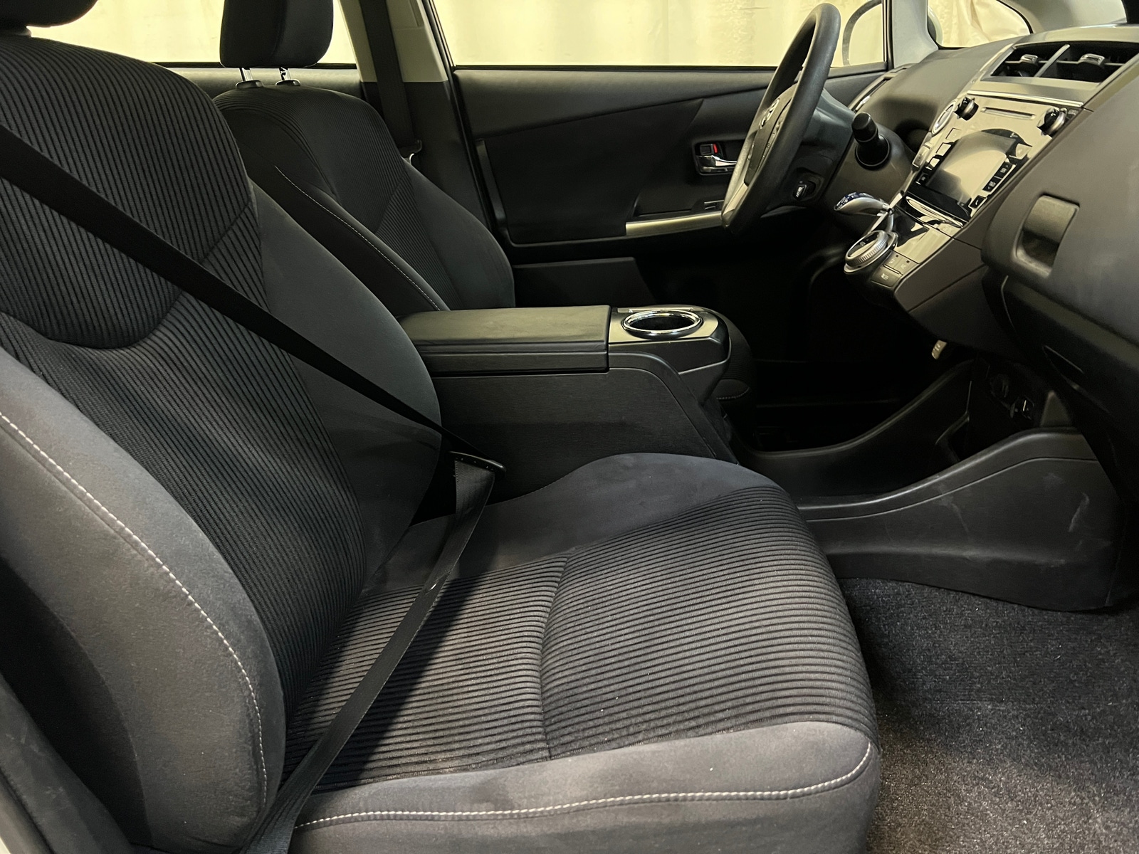 Thumbnail: 2015 Toyota Prius v - 2
