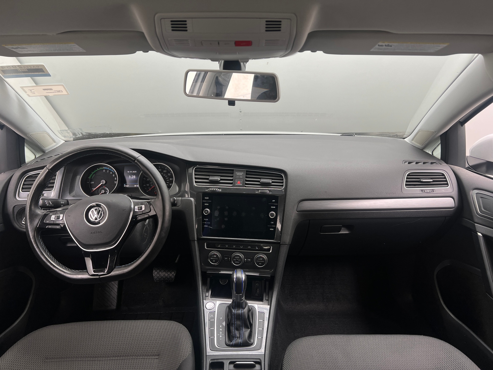 Thumbnail: 2017 Volkswagen e-Golf - 3