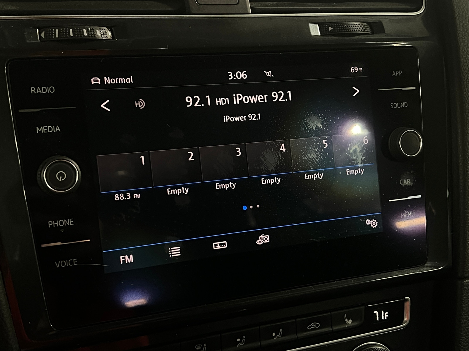 Thumbnail: 2017 Volkswagen e-Golf - 4