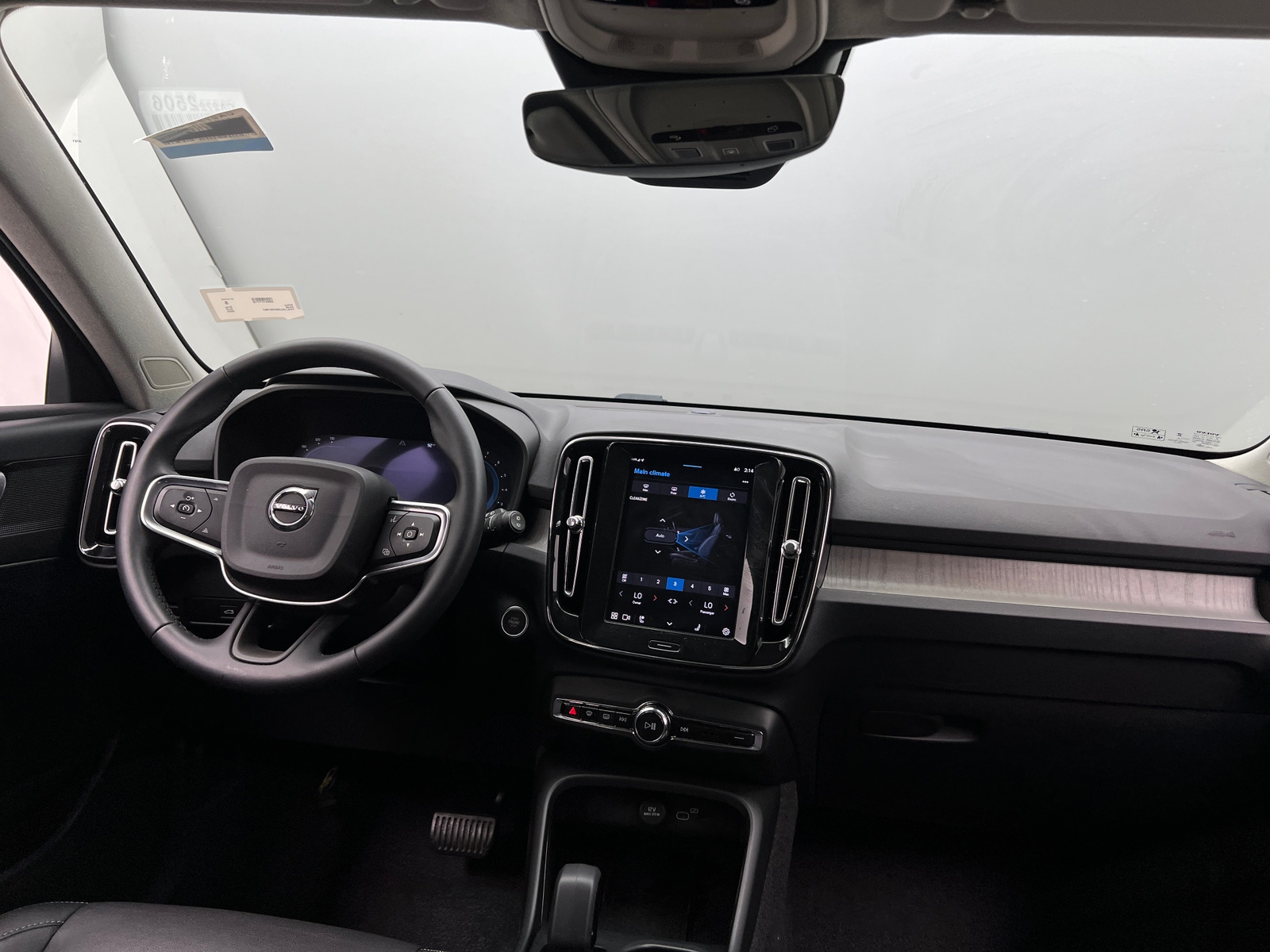 Thumbnail: 2025 Volvo XC40 - 3
