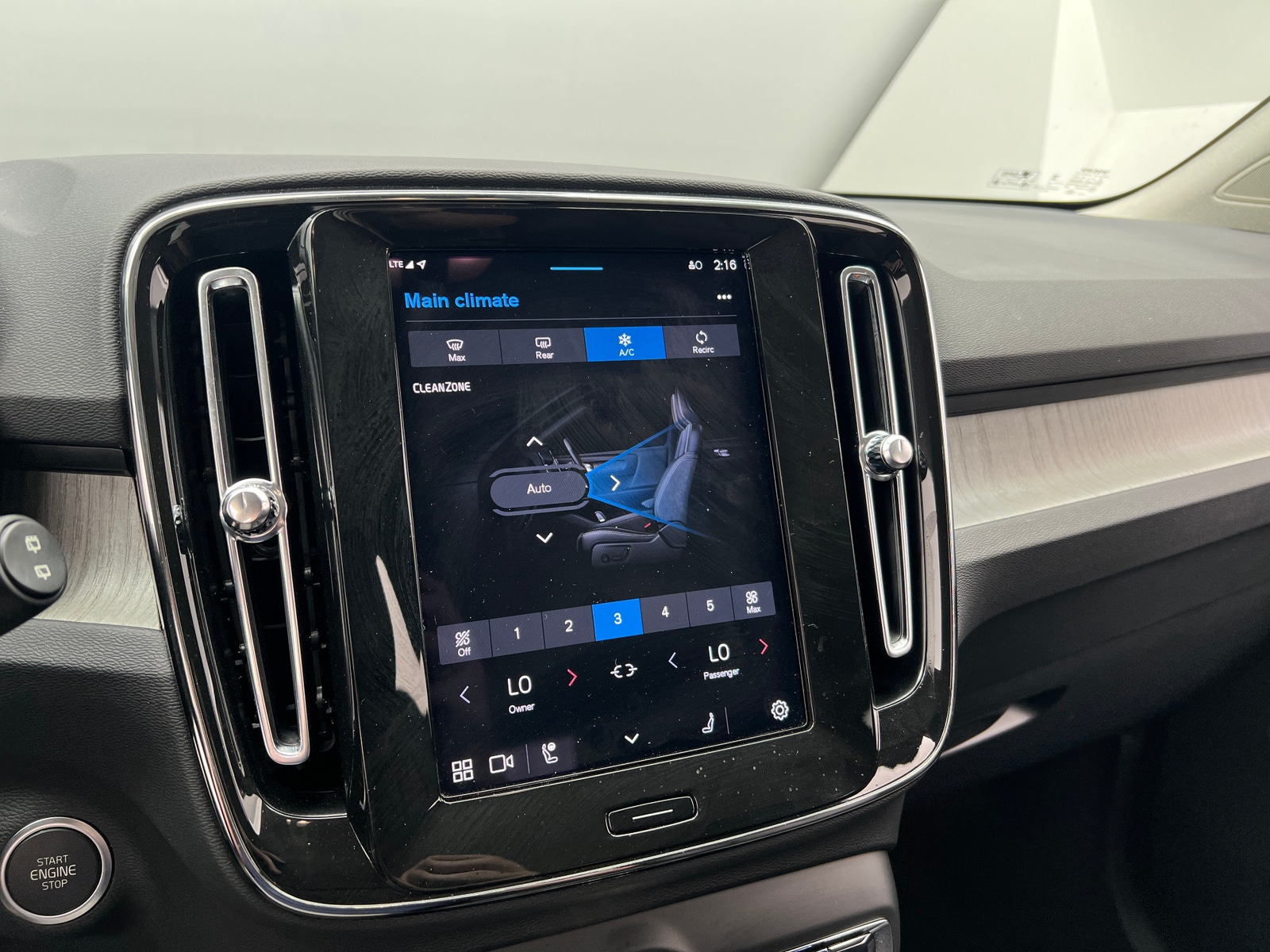 Thumbnail: 2025 Volvo XC40 - 4