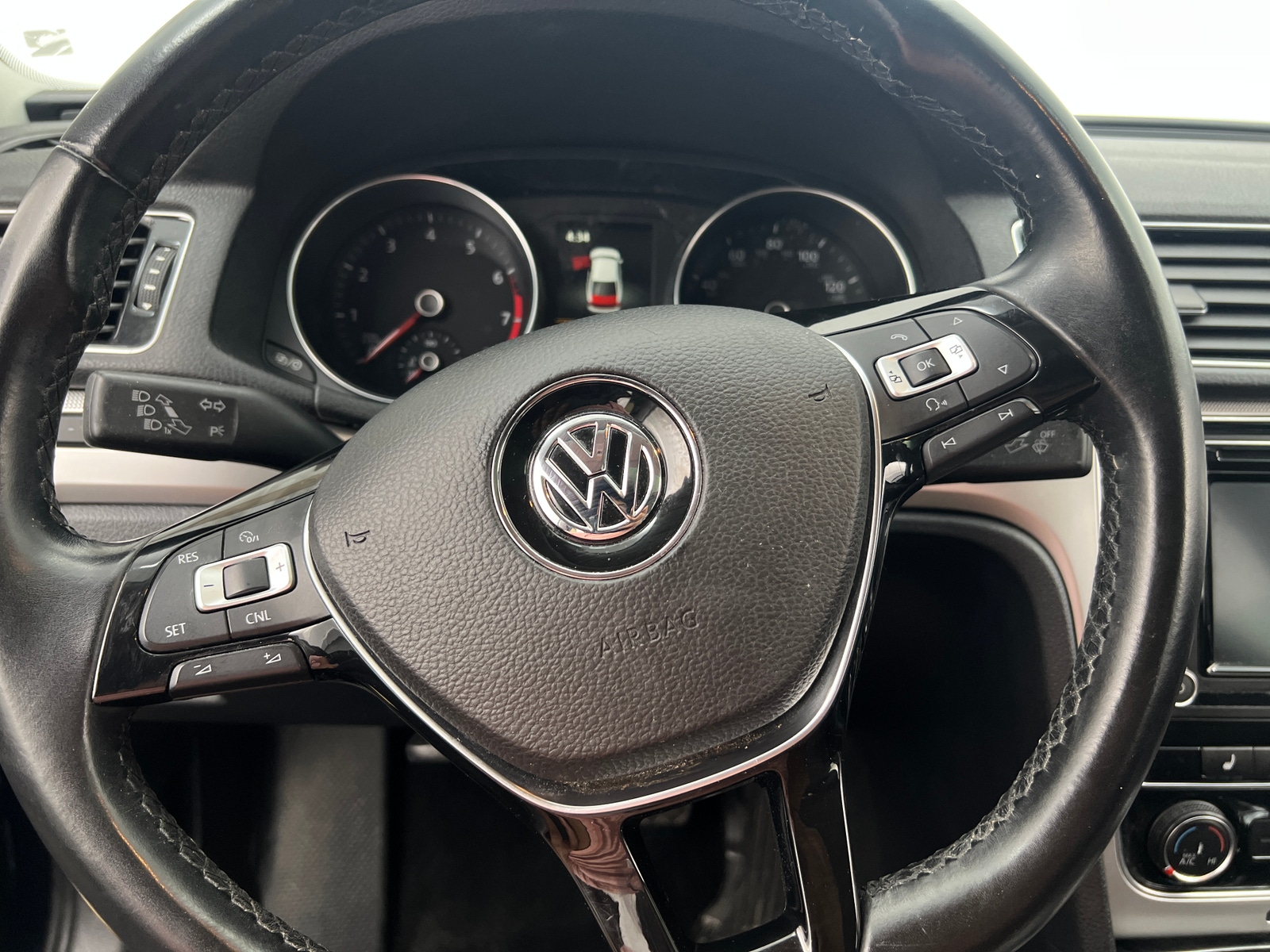Thumbnail: 2019 Volkswagen Passat - 4
