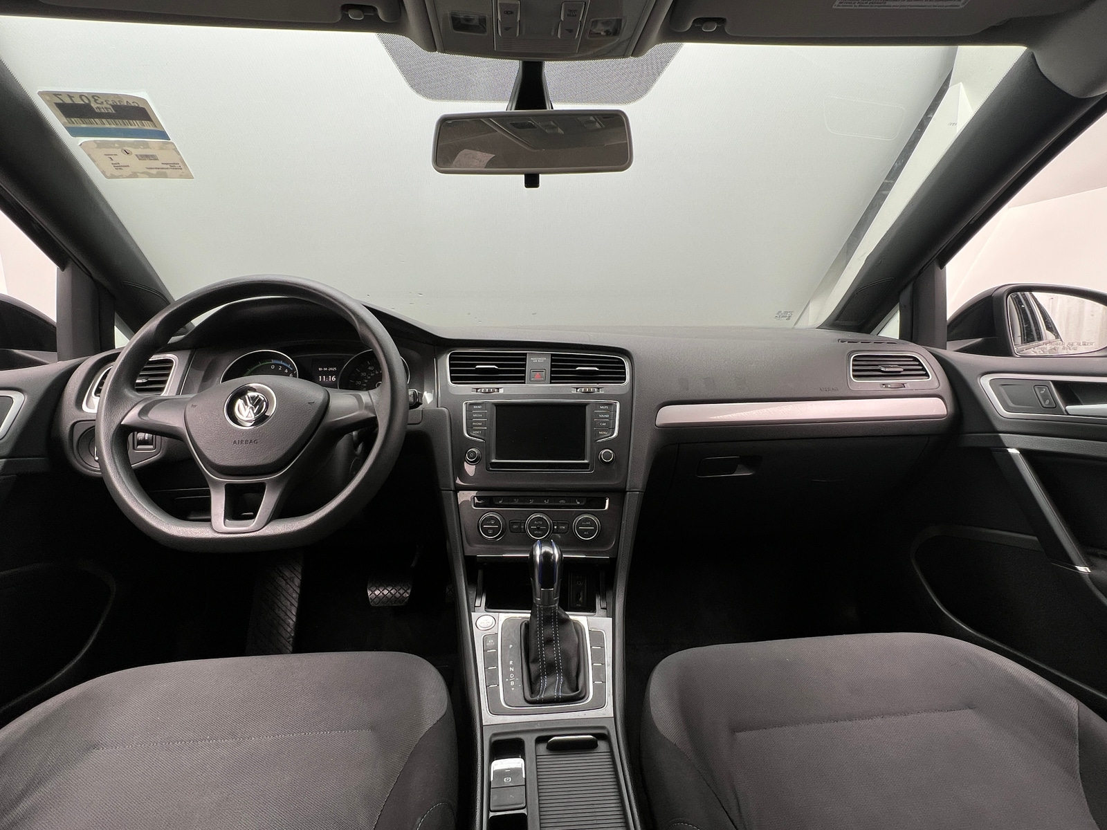 Thumbnail: 2016 Volkswagen e-Golf - 3