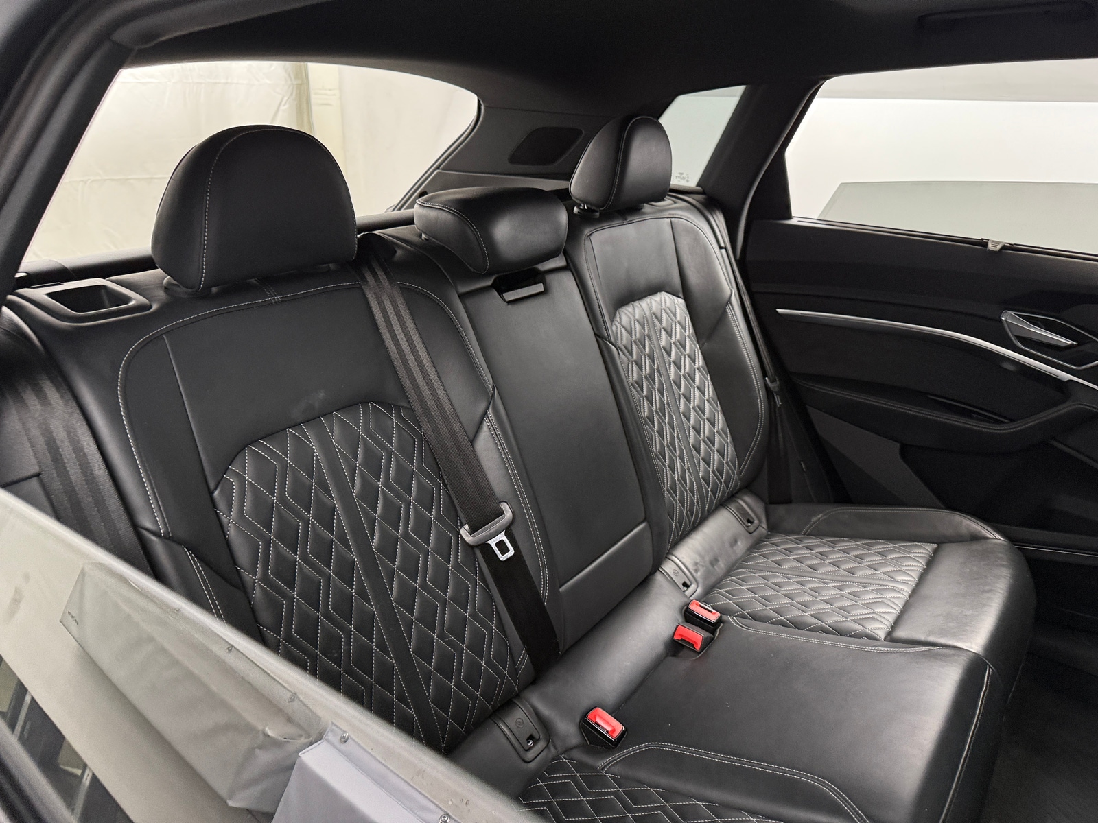 Thumbnail: 2022 Audi e-tron S - 5